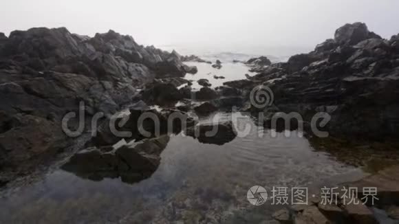 天气时海浪在石头上翻滚视频