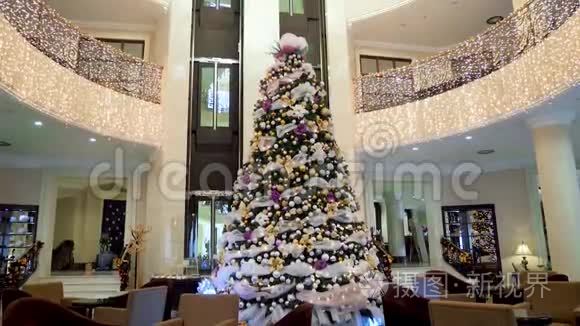 酒店大厅巨大的圣诞树装饰球视频
