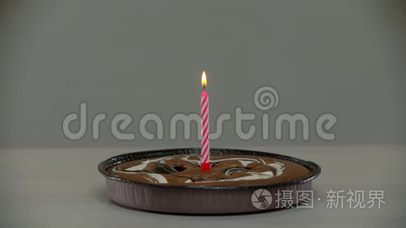 蜡烛在孤独的蛋糕上熄灭视频