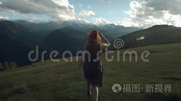 镜头跟随着时髦的千禧年少女，身穿一件长裙，迎风飘扬，登上山顶