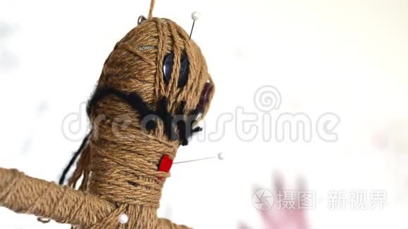 特写巫毒娃娃在白色背景上慢慢转过来短视频