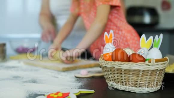 学做复活节饼干的小女孩视频