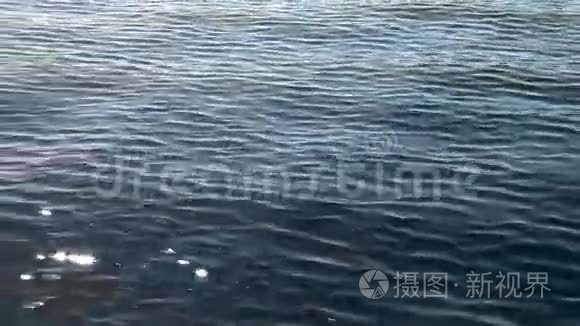 从移动的船上拍摄的水中的倒影视频
