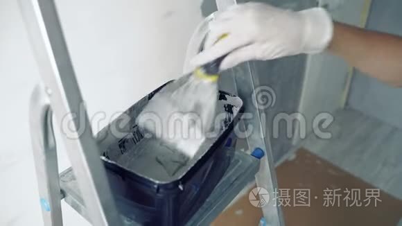 用手套将灰漆或灰泥与抹刀合拢