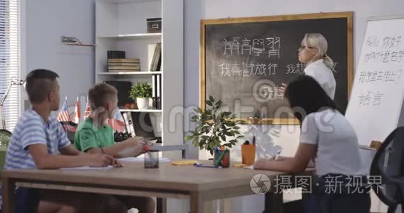 中文教室的师生视频