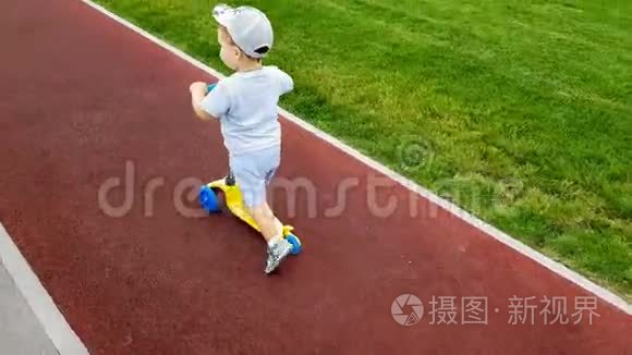 男孩骑着滑板车沿着铁轨前进视频