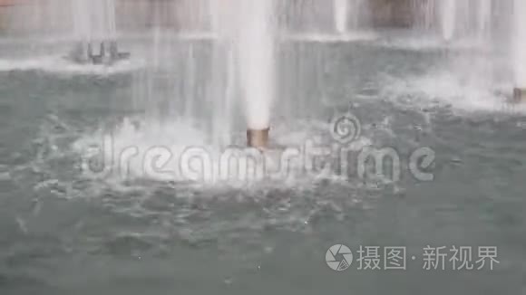 水流在喷泉中的强劲气流中