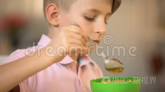 满足的小男孩早餐吃玉米片，儿童营养，小吃