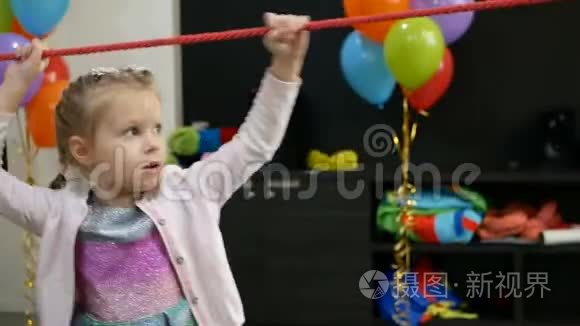 小女孩在生日聚会上遇到障碍视频