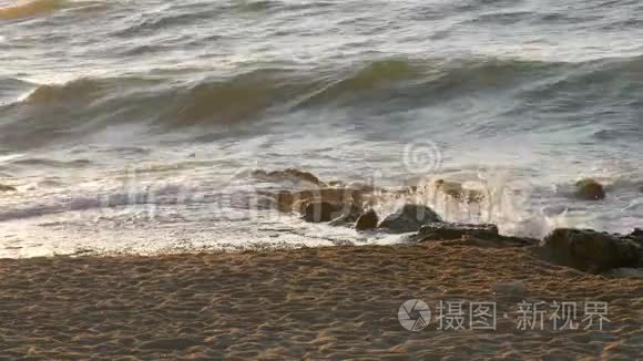 保加利亚黑海壮丽的日落。 大海的波涛在岸边汹涌