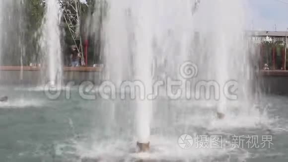 水流在喷泉中的强劲气流中视频