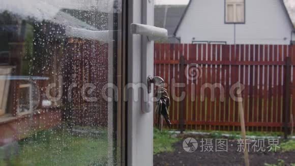 一扇门后面下雨刮风的天气视频