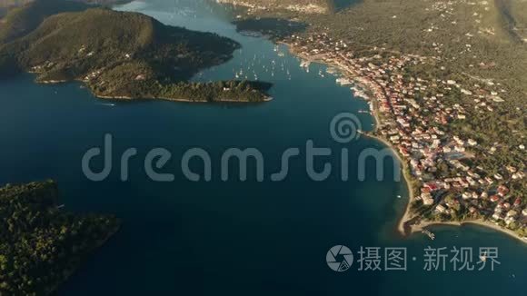 高海拔高空拍摄美丽的沿海风景的莱夫卡达，一个希腊岛屿在爱奥尼亚海。 Nydir镇