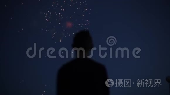 模糊的特写镜头，一个晚上欣赏烟火的男人