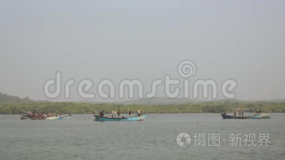 印度男子在大船上逐河采沙视频