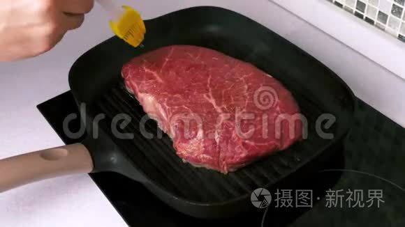 烤牛肉牛排上用硅油刷烤烤盘视频