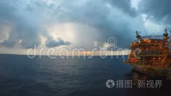 白天和夜晚随着美丽的风暴或背景下的雨在海上流逝一些空间概念