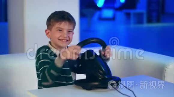 快乐兴奋的小男孩玩电子游戏机视频