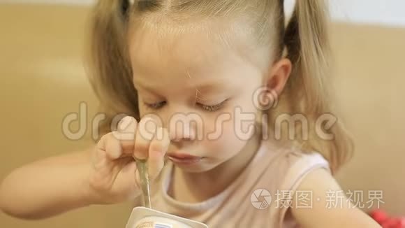 小女孩小辫子吃酸奶，婴儿食品用乳制品