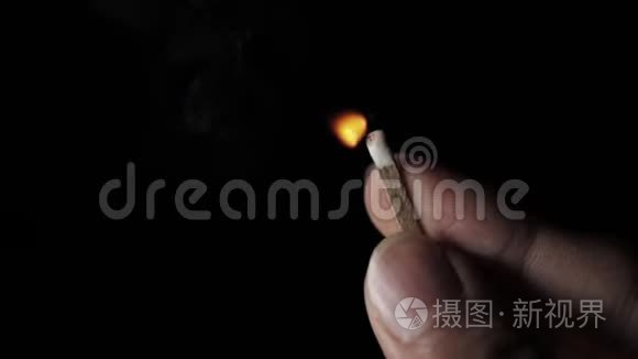 手指上的火柴棒着火了视频