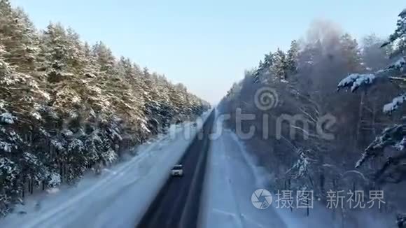 冬季景观，道路及积雪覆盖树木.. 林间公路的鸟瞰图.. 雪树枝的景色