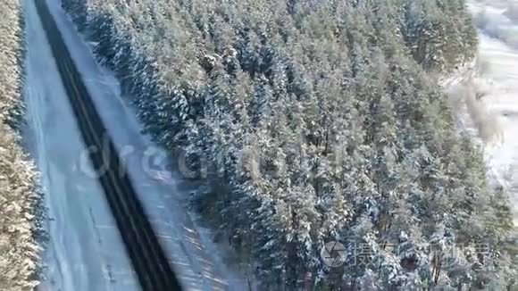 冬季景观，道路及积雪覆盖树木.. 林间公路的鸟瞰图.. 雪树枝的景色