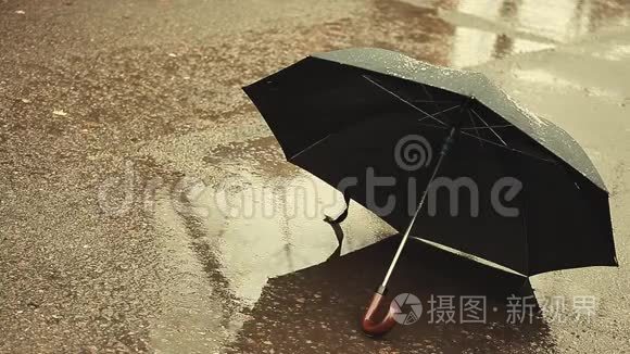 伞雨雪沥青背景高清镜头视频