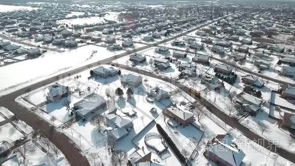 空中校车穿过白雪皑皑的居民区视频