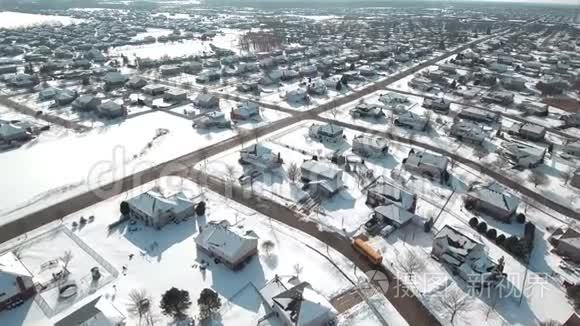 空中校车穿过白雪皑皑的居民区视频