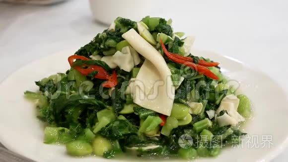 炒豆腐和咸菜在餐桌上的动作视频