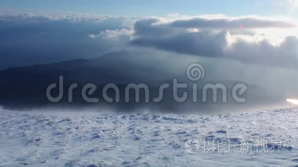 山里的暴风雪