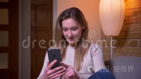 年轻迷人的白种人深色头发的女性用手机特写肖像，并用绿色屏幕拍摄