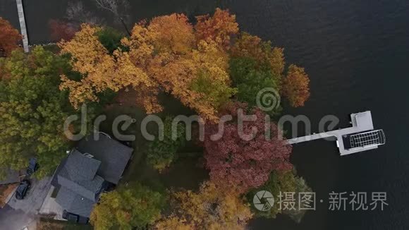 深秋湖畔海滨房屋的鸟瞰图视频