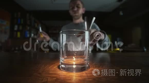 大角度的宏观视频，用慢镜头把威士忌倒进玻璃杯，在酒吧里倒酒，在工作时调酒师，4k