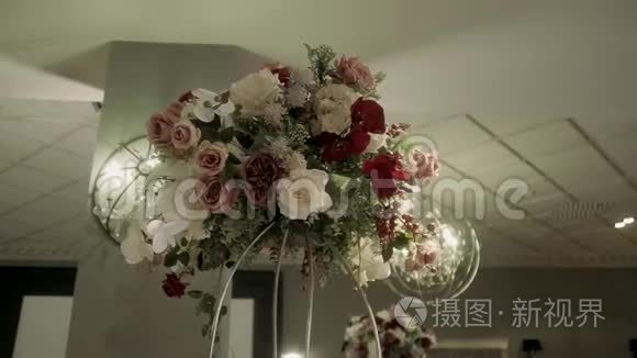 红白花装饰在桌子上视频