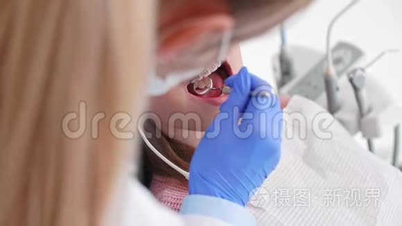 部分牙医在检查时使用牙科镜视频