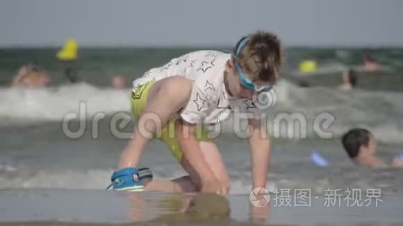 男孩在海边度过炎热的夏日视频