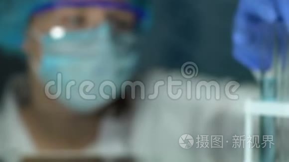 女性生物化学家检查试管中的蓝色液体，实验室的美容研究