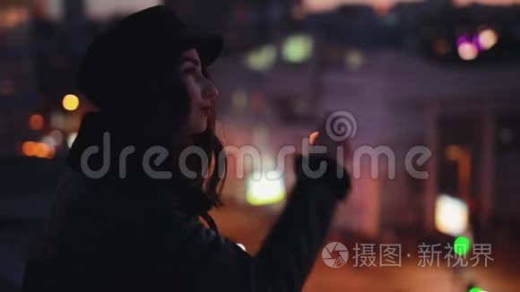 站在梯田上的女人环顾四周，享受夜晚城市的平静