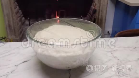 面包面团发酵视频