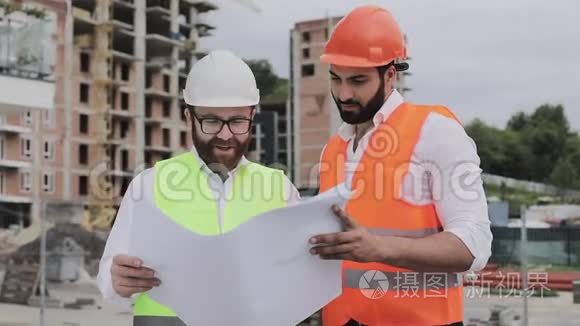 建设住宅综合体或商业中心.. 工程师团队分析建筑施工人员的工作计划