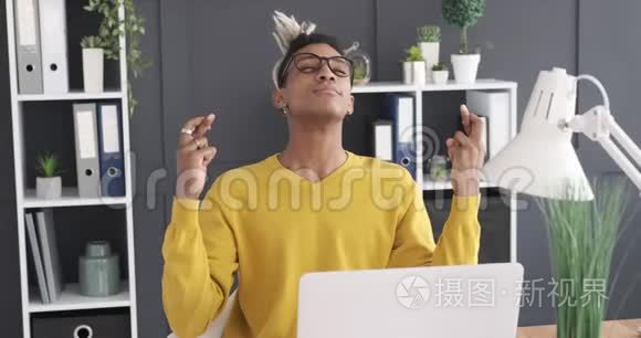 商人手指交叉祝你好运视频