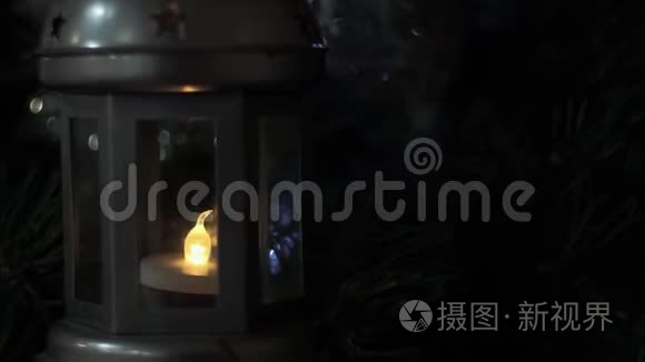 特写镜头。 带有图案的古色古香的金属灯笼，用蜡烛点燃的灯光