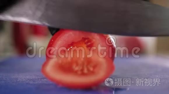 用厨房刀切番茄