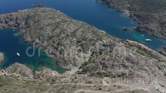 带蓝色海湾的西班牙岩石斗篷的空中拍摄