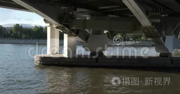 城市河流在阳光明媚的一天桥下视频