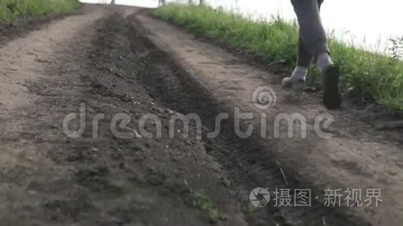 穿着运动鞋沿着山路跑步视频