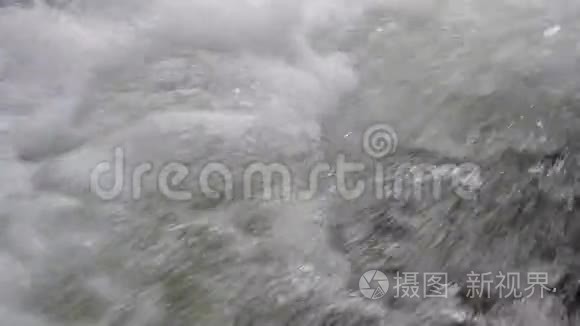 湍急的河水在水下冒泡视频