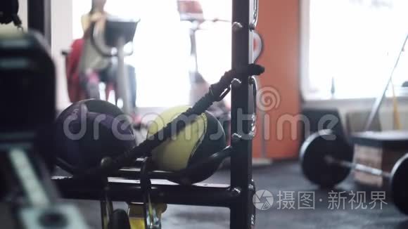 女人在健身房里用运动自行车视频