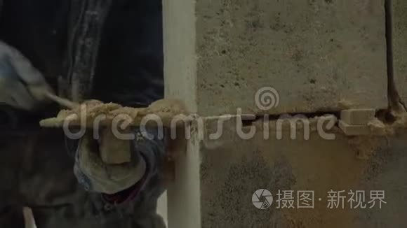 建筑工人在半建墙上加一层灰浆视频